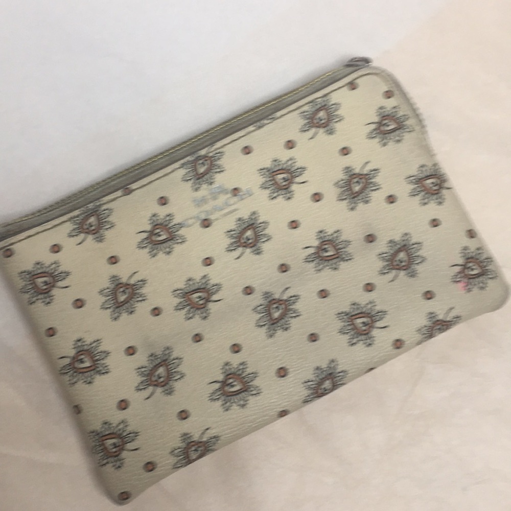 CORNER ZIP WRISTLET IN FOREST BUD PRINT - Picture 2 of 9